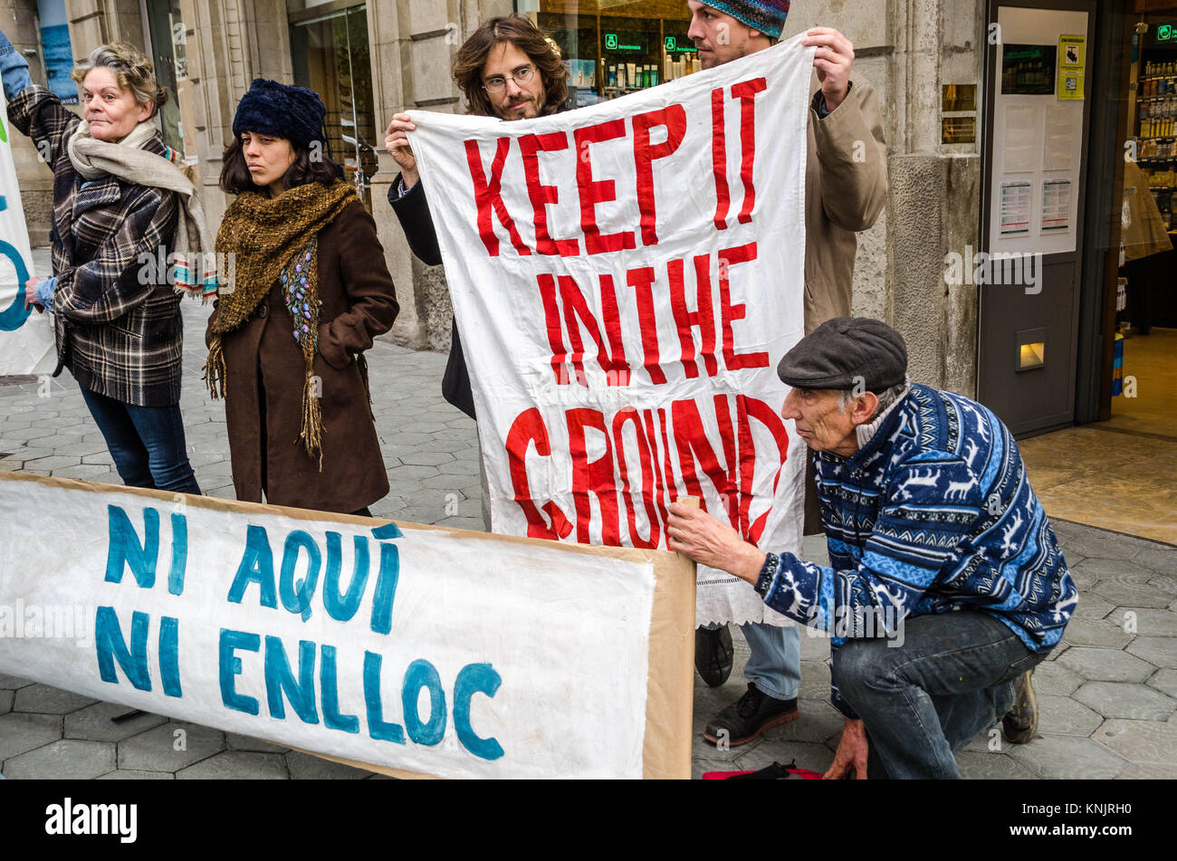 Barcelone, Catalogne, Espagne. Dec 12, 2017. Plusieurs manifestants ont vu avec des bannières en faveur des énergies renouvelables. Coïncidant avec le Sommet de Paris, une seule planète, organisé par Emmanuel Macron, un petit groupe de militants ont été concentrées à l'extérieur du siège social de l'Union européenne à Barcelone à l'abandon de la demande de titres de l'énergie durable. De concert avec la Banque mondiale (BM), d'autres institutions financières et des fonds d'investissement ont annoncé lors du Sommet une planète qu'ils ne seront pas, à l'exception du fonds dans la situation exceptionnelle des pays pauvres, les projets d'exp Banque D'Images