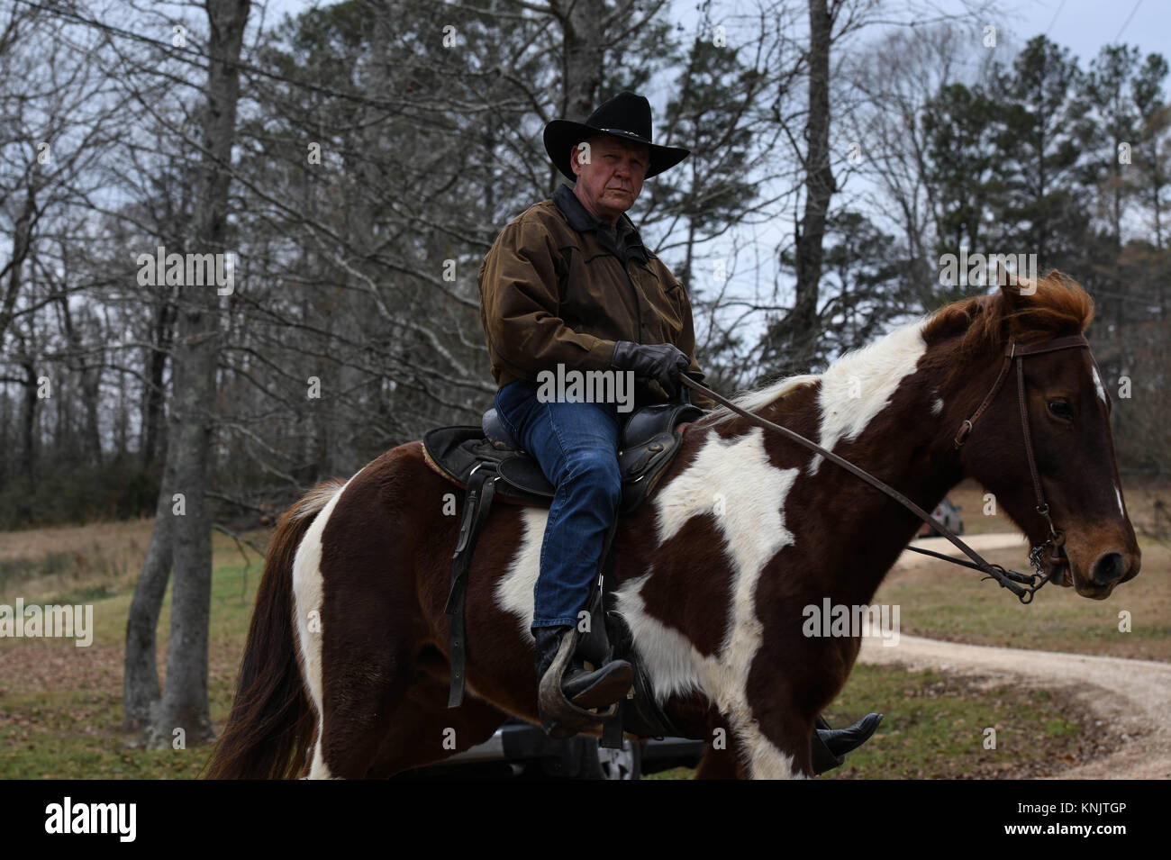 12 décembre 2017 - Gallant, Alabama, États-Unis - candidat GOP ROY MOORE, son cheval équitation arrive à la caserne de Sassy dans Gallant, New York pour voter mardi. Moore est orienté vers le bas des allégations qu'il poursuivi adolescentes lorsqu'il était dans la trentaine, dont un qui a dit qu'elle avait 14 ans lorsqu'il a abusé sexuellement d'elle. (Crédit Image : © Miguel Juarez Lugo via Zuma sur le fil) Banque D'Images