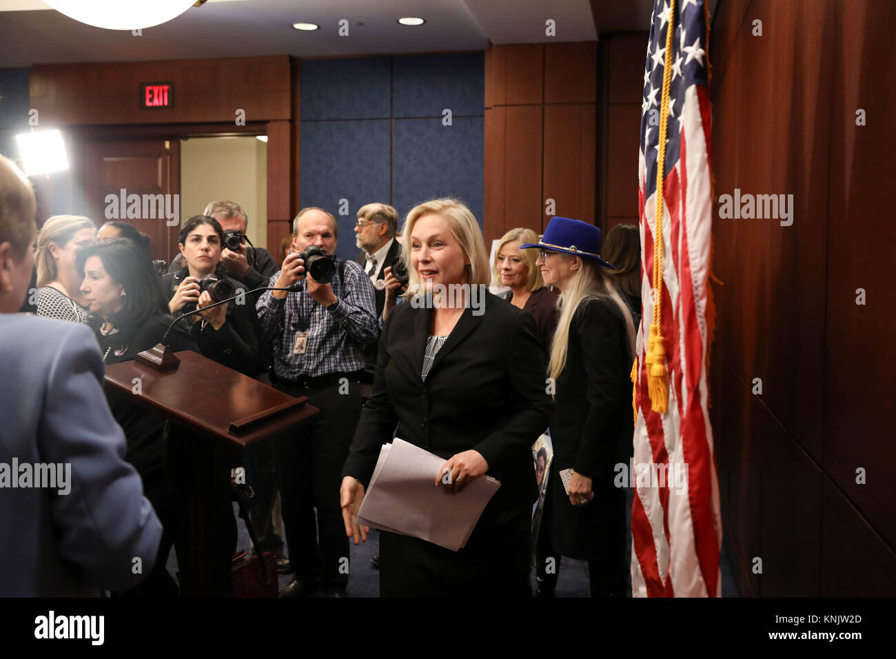 Washington, United States. Dec 12, 2017. Le sénateur américain Kirsten Gillibrand de New York tient une conférence de presse sur la colline du Capitole, le 12 décembre 2017 à Washington, DC. Le président Donald Trump a attaqué Gillibrand dans une diatribe sexiste Twitter après qu'elle lui a demandé de démissionner après les nombreuses allégations de harcèlement sexuel contre lui. Credit : Planetpix/Alamy Live News Banque D'Images