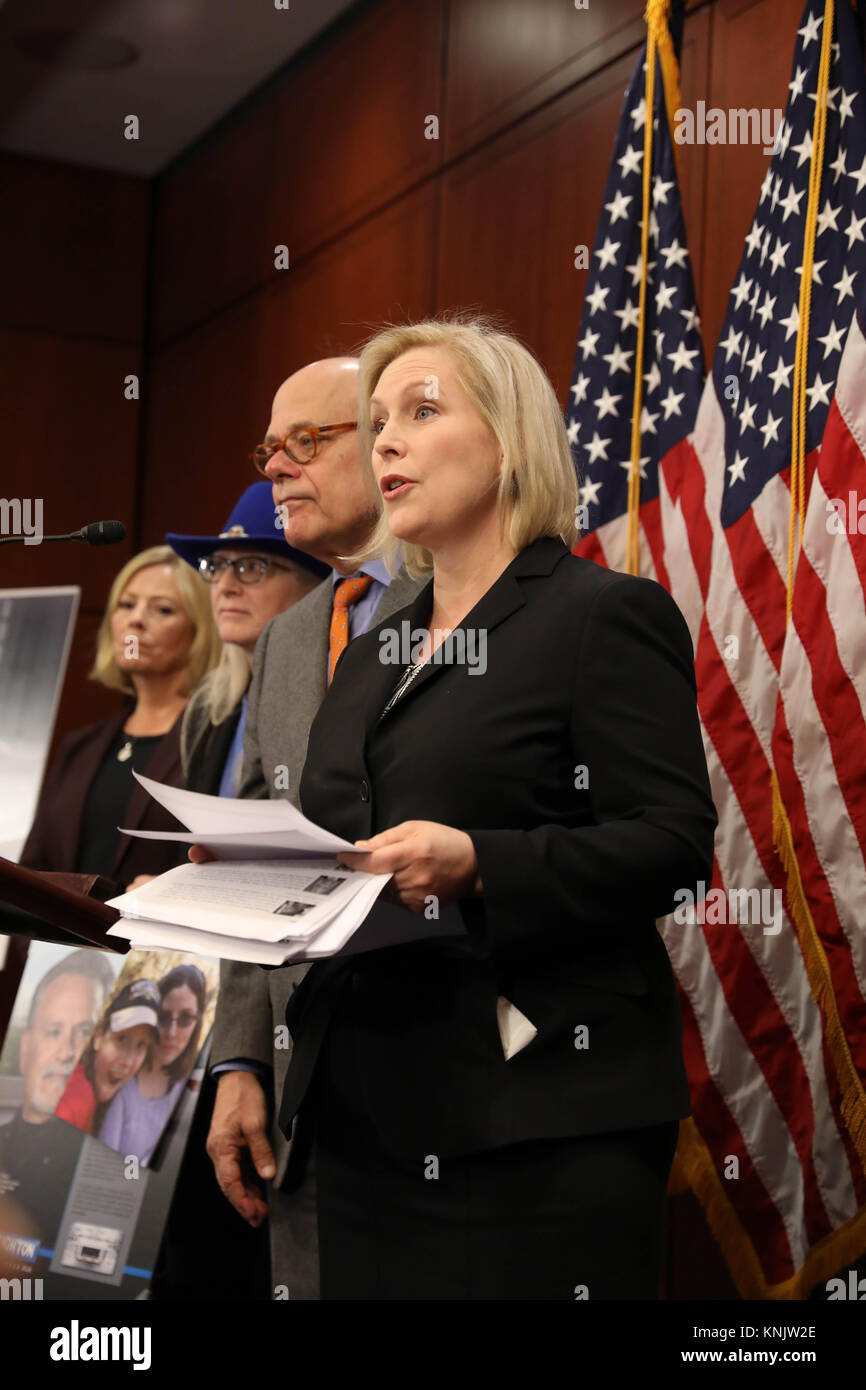 Washington, United States. Dec 12, 2017. Le sénateur américain Kirsten Gillibrand de New York tient une conférence de presse sur la colline du Capitole, le 12 décembre 2017 à Washington, DC. Le président Donald Trump a attaqué Gillibrand dans une diatribe sexiste Twitter après qu'elle lui a demandé de démissionner après les nombreuses allégations de harcèlement sexuel contre lui. Credit : Planetpix/Alamy Live News Banque D'Images