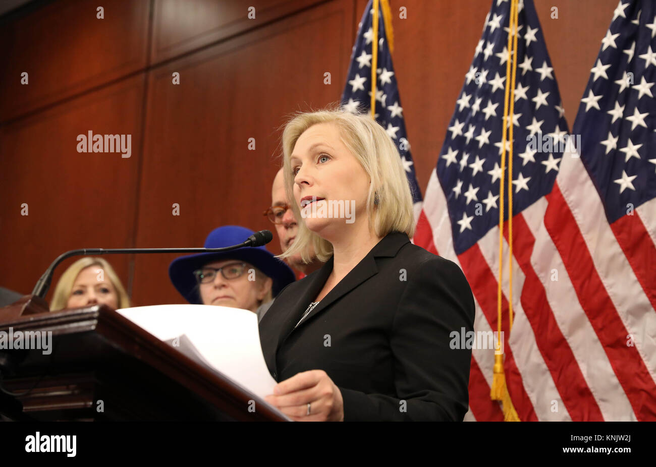 Washington, United States. Dec 12, 2017. Le sénateur américain Kirsten Gillibrand de New York tient une conférence de presse sur la colline du Capitole, le 12 décembre 2017 à Washington, DC. Le président Donald Trump a attaqué Gillibrand dans une diatribe sexiste Twitter après qu'elle lui a demandé de démissionner après les nombreuses allégations de harcèlement sexuel contre lui. Credit : Planetpix/Alamy Live News Banque D'Images