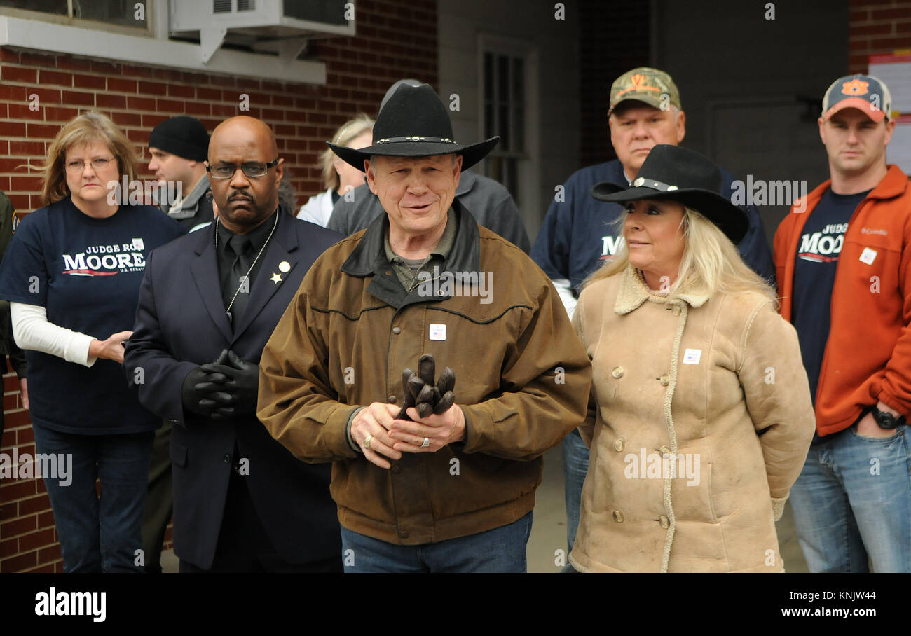 Gallant, United States. Dec 12, 2017. Judge Roy Moore répond aux questions des médias après le vote avec sa femme, Kayla (deuxième à droite), au bureau de vote le 12 décembre 2017, à l'Alabama, Gallant fire house. Moore est en marche contre le démocrate Doug Jones dans une élection pour un siège au Sénat des États-Unis. Crédit : Paul Hennessy/Alamy Live News Banque D'Images