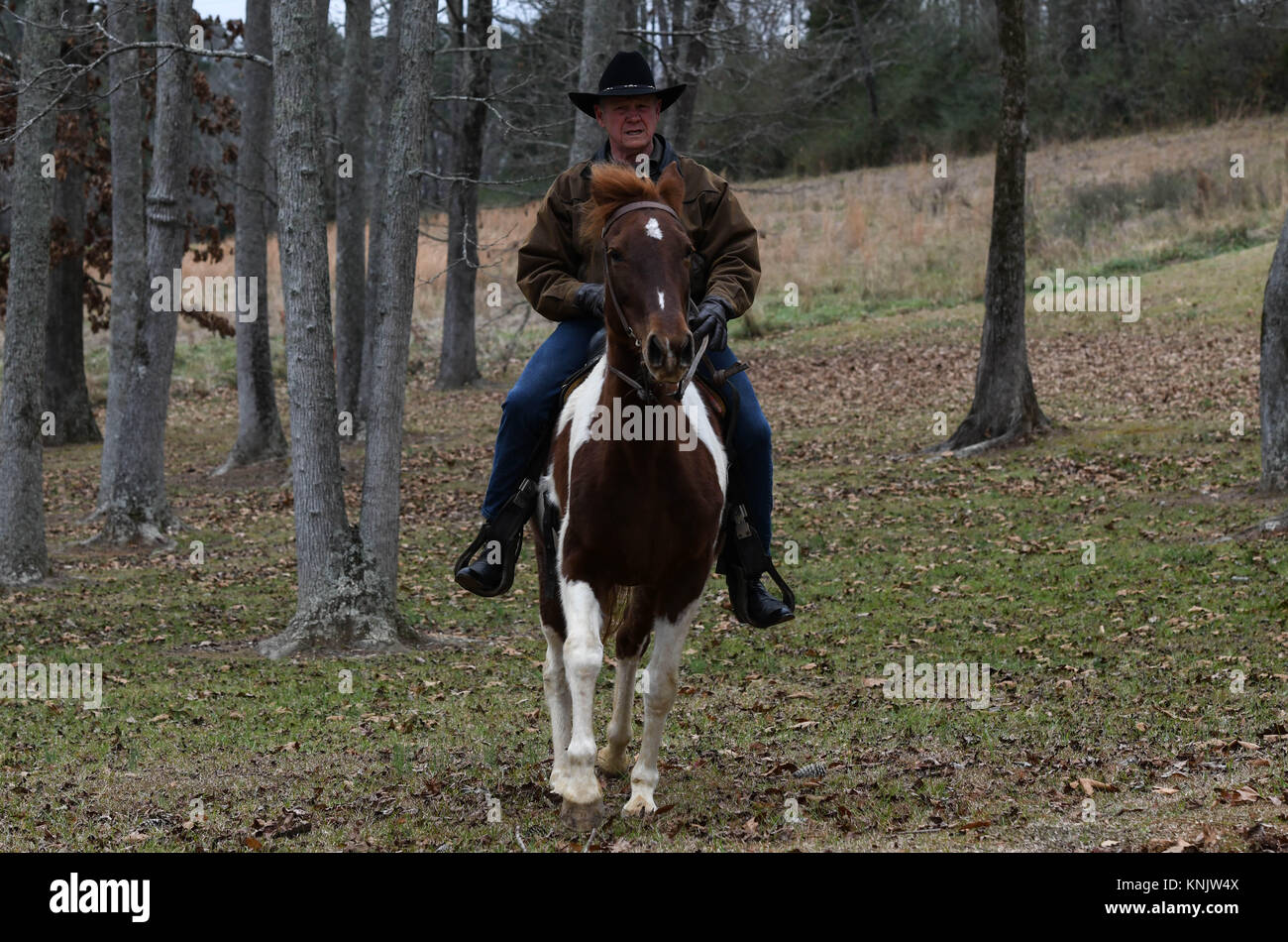 New York, USA. Dec 12, 2017. Candidat GOP Roy Moore, son cheval équitation sassy, arrive à la Station de pompiers dans Gallant, New York pour voter mardi. Moore est orienté vers le bas des allégations qu'il poursuivi adolescentes lorsqu'il était dans la trentaine, dont un qui a dit qu'elle avait 14 ans lorsqu'il a abusé sexuellement d'elle. Credit : Miguel Juarez Lugo/ZUMA/Alamy Fil Live News Banque D'Images