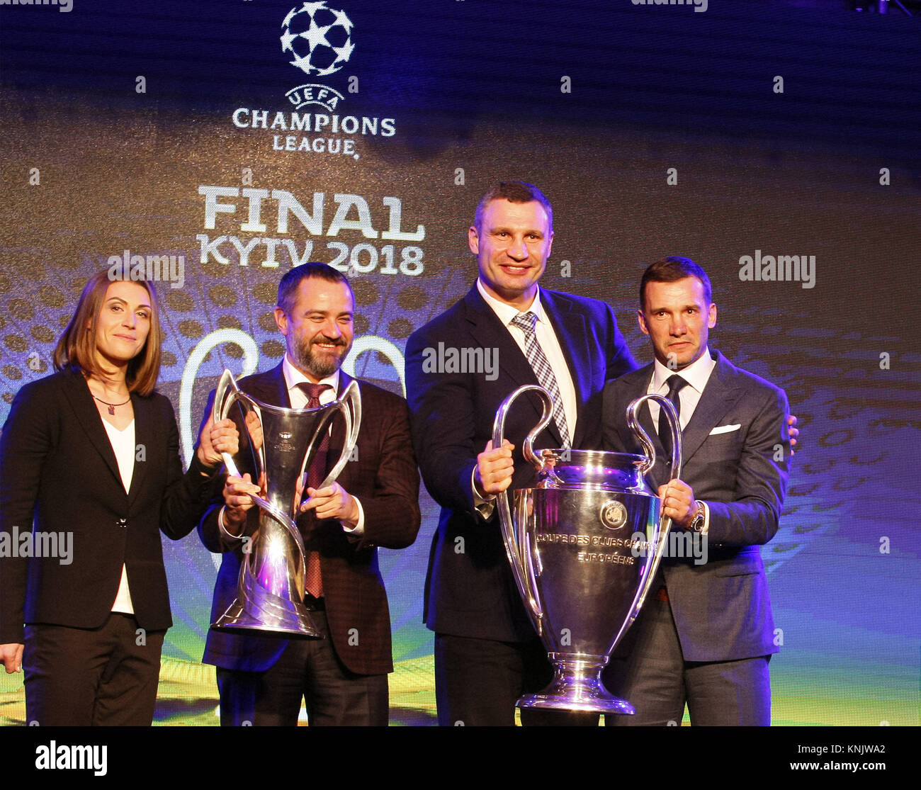 Kiev, Ukraine. Dec 12, 2017. (De G à D) : Ukrainian women national soccer player IYA ANDRUSCHAK, fédération de football le président de l'Ukraine ANDRIY PAVLENKO, maire de la ville de Kiev, Vitali Klitschko et joueur de football Ukrainien Andriy Shevchenko posent avec la Ligue des champions et la Women's Champions League trophées, lors de la présentation du logo de la finale de la Ligue des Champions 2018 à Kiev, Ukraine, le 12 décembre 2017. La finale de la Ligue des champions sera joué au stade Olimpiyskiy à Kiev le 26 mai 2018. Crédit : Serg Glovny/ZUMA/Alamy Fil Live News Banque D'Images