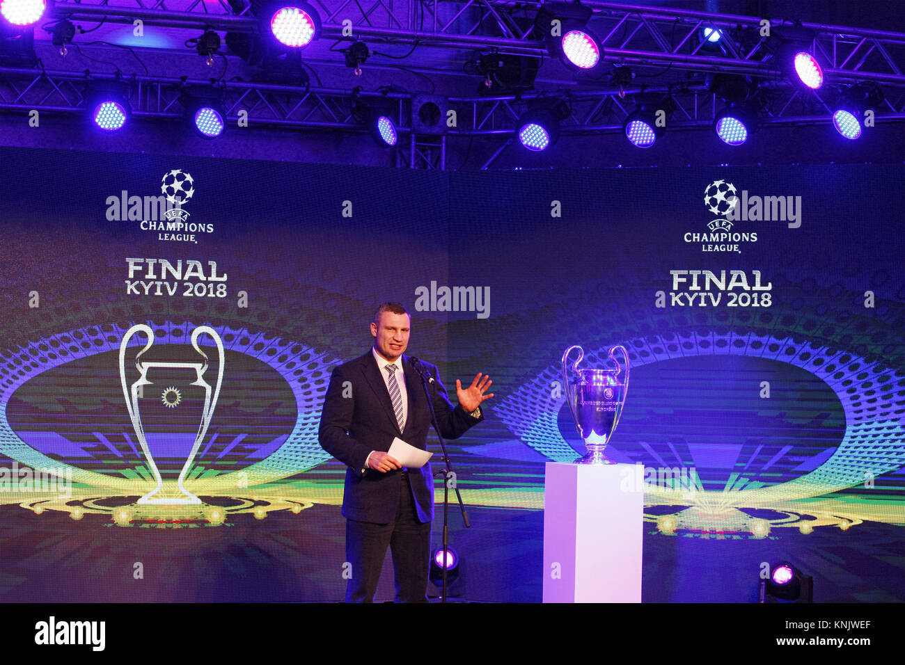 Kiev, Ukraine. Dec 12, 2017. Le maire de la ville de Kiev VITALY KLITCHKO parle pendant la présentation du logo de la finale de la Ligue des Champions 2018 à Kiev, Ukraine, le 12 décembre 2017. La finale de la Ligue des champions sera joué au stade Olimpiyskiy à Kiev le 26 mai 2018. Crédit : Serg Glovny/ZUMA/Alamy Fil Live News Banque D'Images