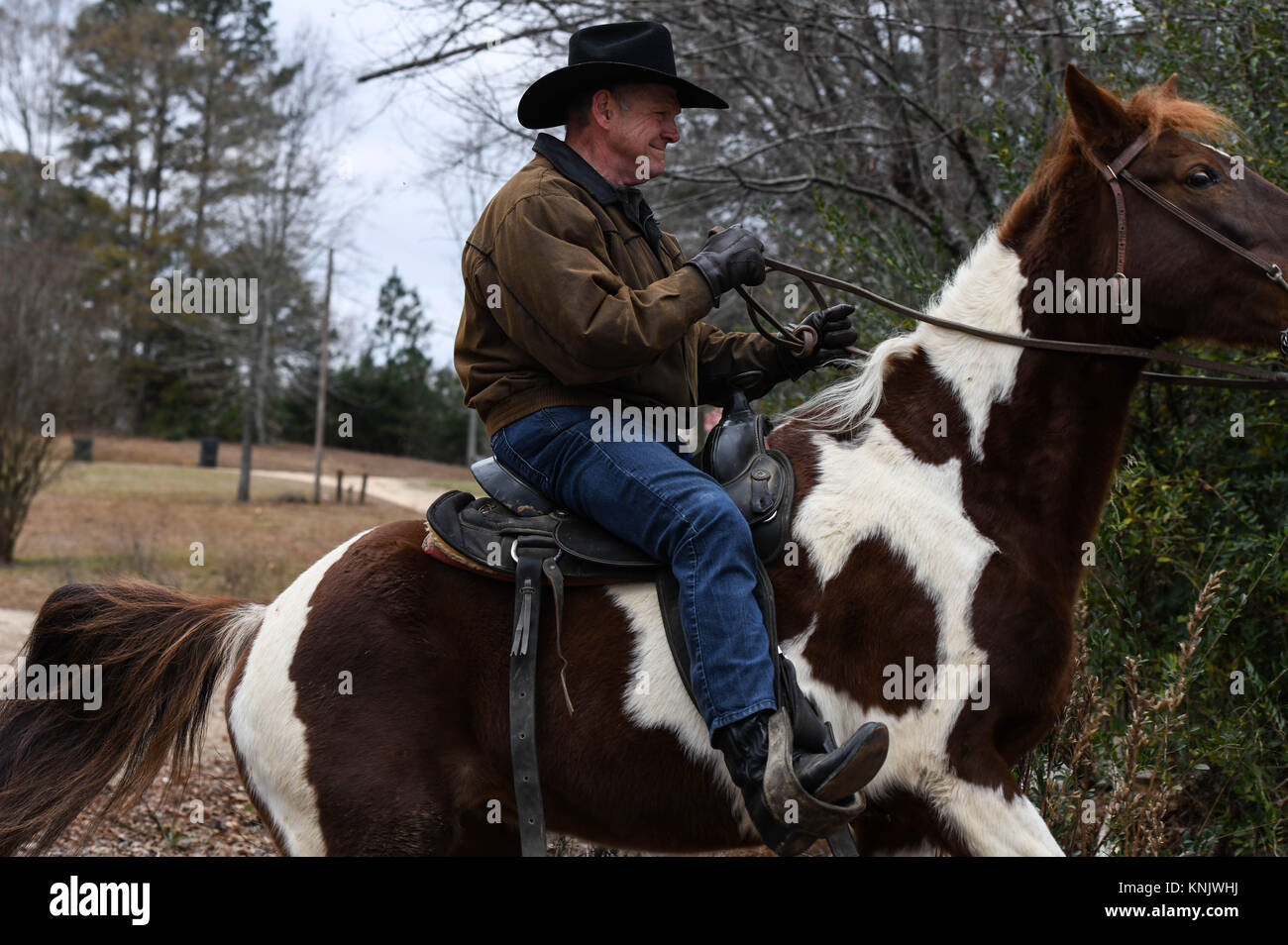 Gallant, Alabama, USA. Dec 12, 2017. Candidat GOP Roy Moore, son cheval équitation arrive à la caserne de Sassy dans Gallant, New York pour voter mardi. Moore est orienté vers le bas des allégations qu'il poursuivi adolescentes lorsqu'il était dans la trentaine, dont un qui a dit qu'elle avait 14 ans lorsqu'il a abusé sexuellement d'elle. Credit : Miguel Juarez Lugo/ZUMA/Alamy Fil Live News Banque D'Images