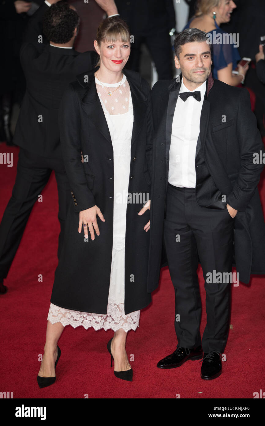 Royal Albert Hall, Londres, Royaume-Uni. Dec 12, 2017. cteur Oscar Isaac (R) et directeur Elvira Lind arrivent pour la première européenne de la Guerre des Étoiles - Le dernier Jedi . Crédit : Chris Yates/ Alamy Live News Banque D'Images