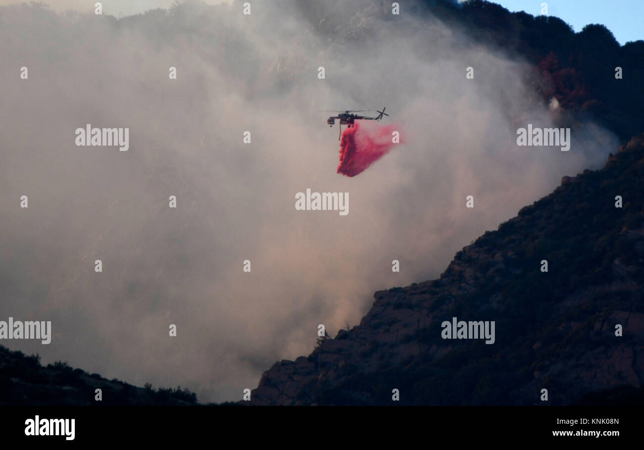 Ca. Dec 12, 2017. Hélicoptères d'incendie s'Phos-Chek chute à obtenir la commande de le flanc est de l'incendie de Thomas dans les collines au-dessus de Fillmore mardi. Thomas le feu a a brûlé jusqu'à 234 200 acres d'une rétention à 20 pour cent. Photo par Gene Blevins/LA DailyNews/SCNG/ZUMAPRESS. Credit : Gene Blevins/ZUMA/Alamy Fil Live News Banque D'Images