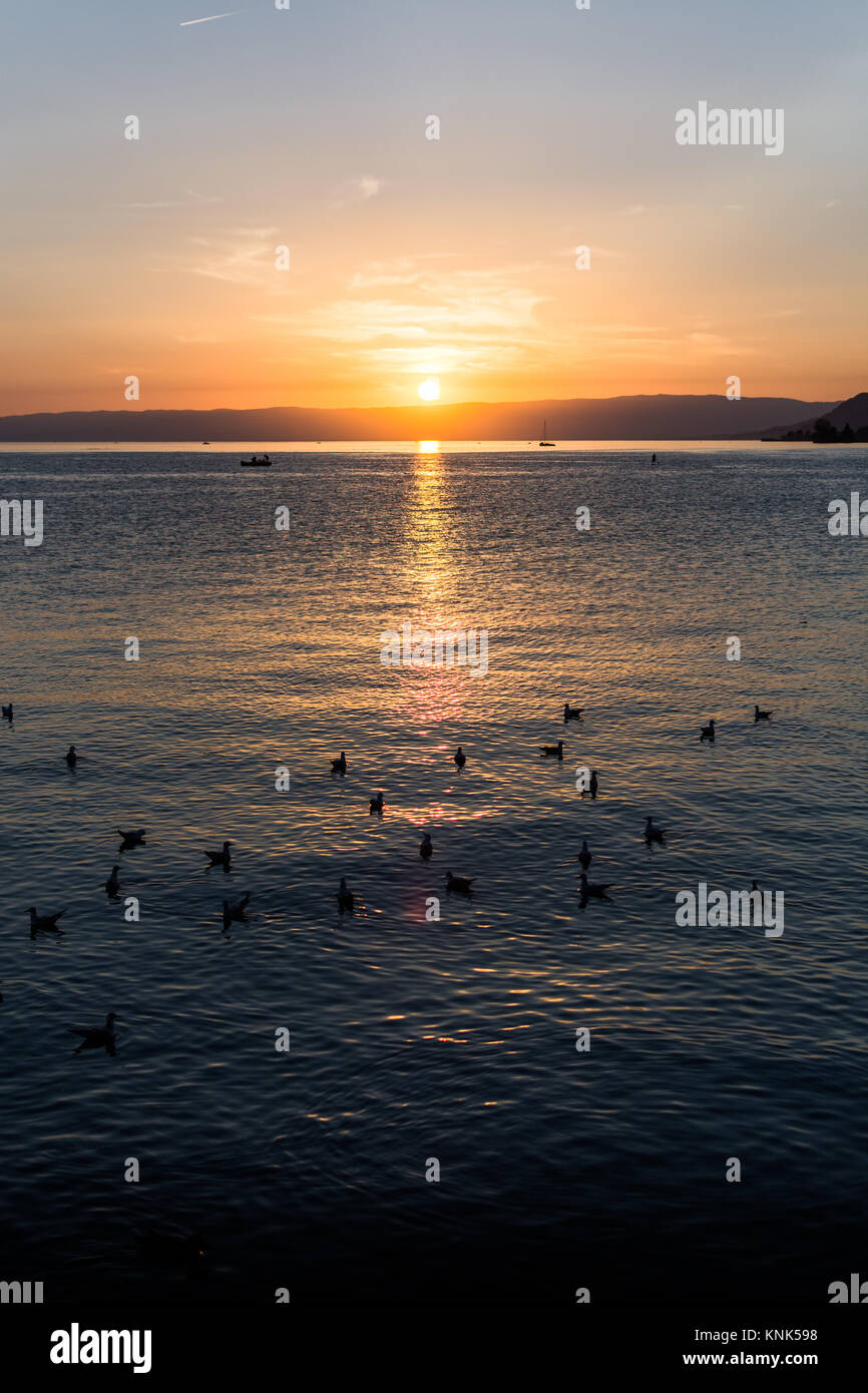 Un magnifique coucher de soleil sur un lac dans la magnifique ville de Montreux suisse en Europe Banque D'Images