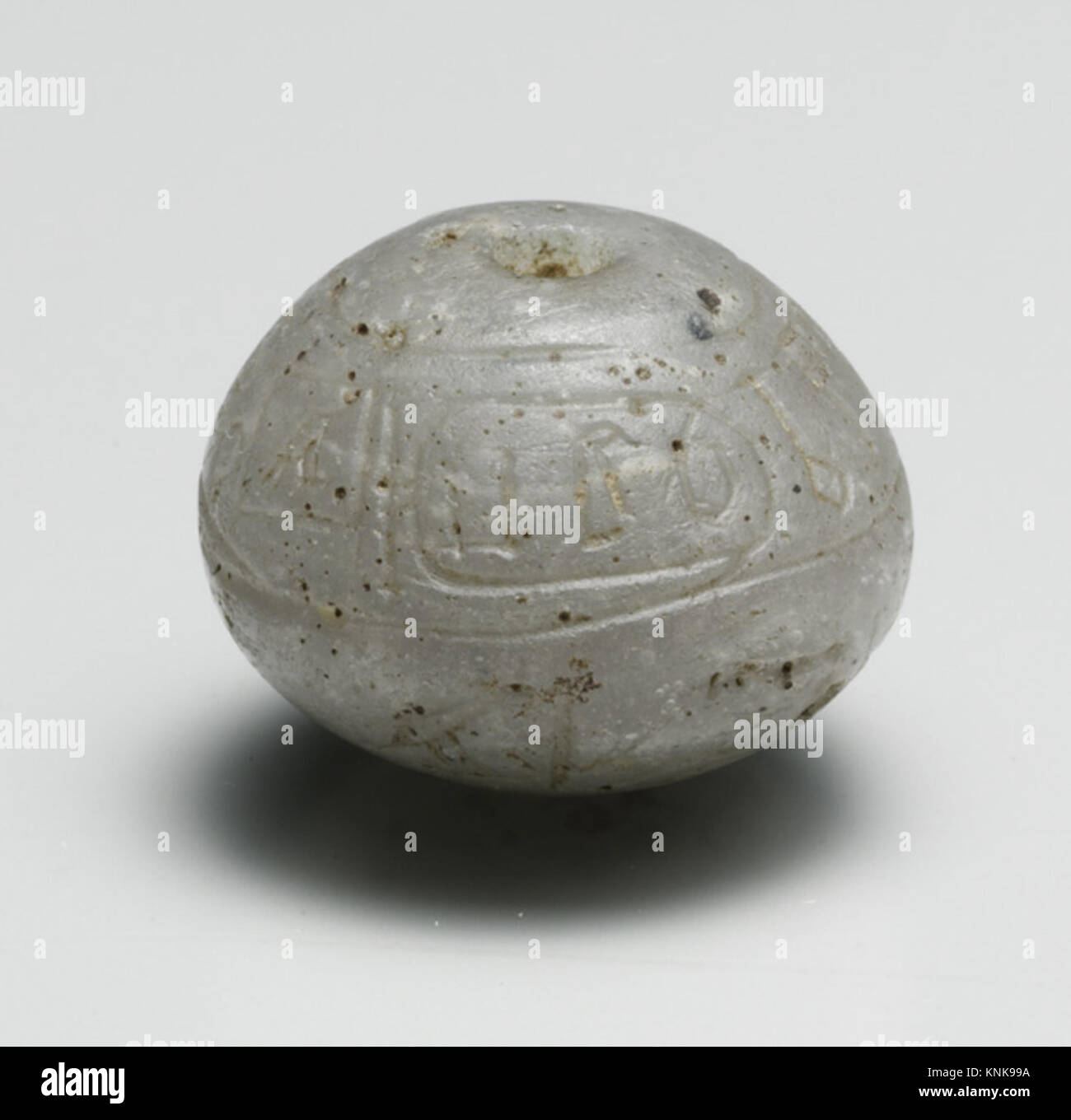 Une bille de verre du nouvel Empire, dynastie 18, portant les noms du pharaon Hatshepsout et du surveillant Senenmut, probablement de Thèbes en haute-Égypte, datant d'environ 1479-1458 av. J.-C. Banque D'Images