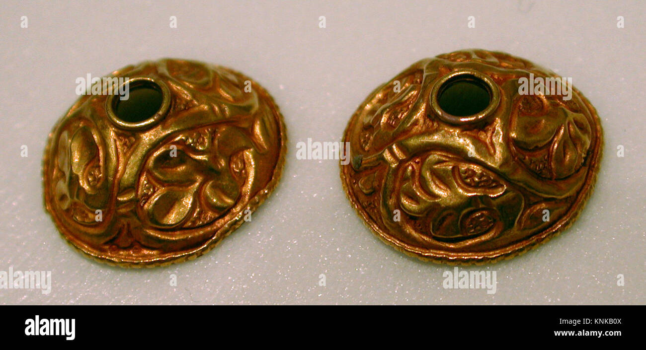 Éléments en or, du XIe au XIIe siècle, attribués à l'Iran, mettant en valeur les techniques traditionnelles de joaillerie et l'artisanat. Banque D'Images