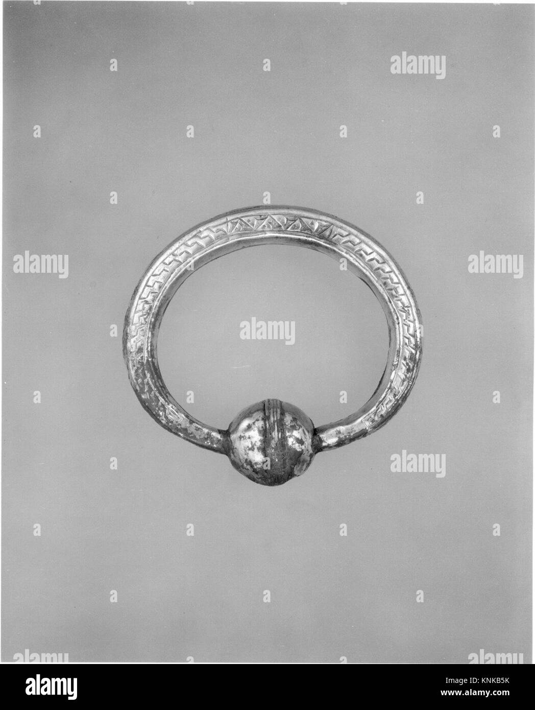 Ce bracelet en argent du XIIe siècle, attribué à l'Iran, démontre l'artisanat médiéval de la métallurgie et de la joaillerie. Banque D'Images