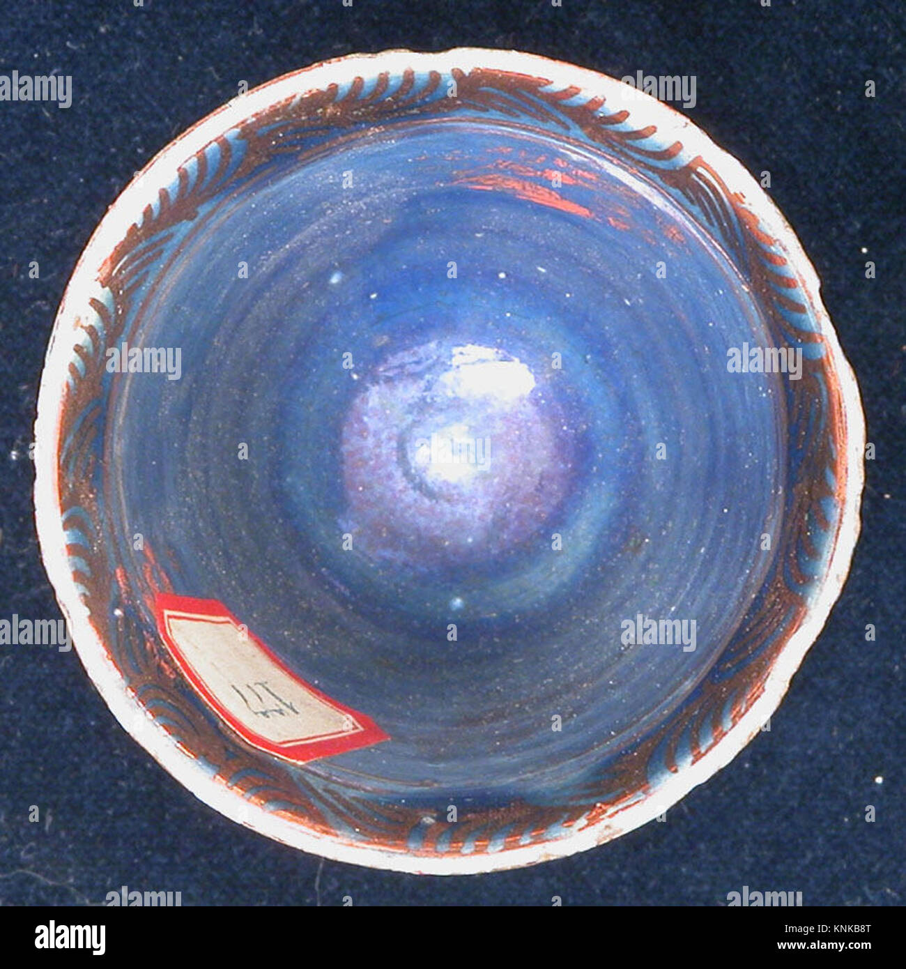 Coupe, fin du 17e siècle, attribuée à l'Iran, médium : Stonepaste ; lustre peint sur glaçure blanche opaque Banque D'Images