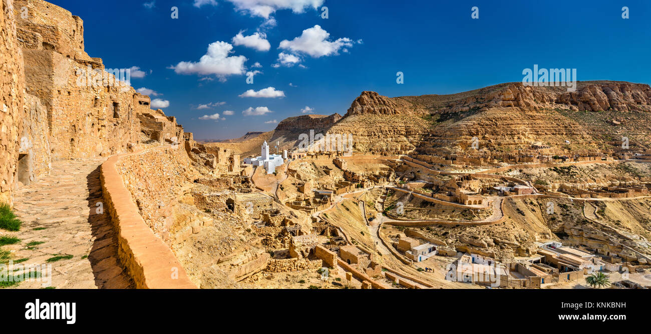 Panorama de Chenini, village berbère fortifié dans le sud de la Tunisie Banque D'Images