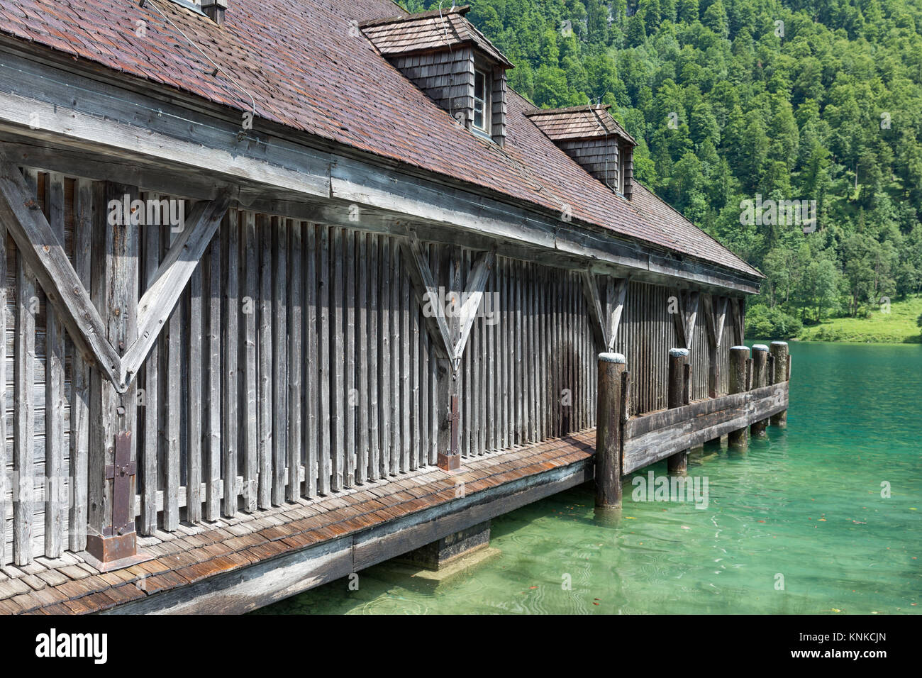 Boathouse Konigssee allemand avec des montagnes escarpées et claire eau transparant Banque D'Images