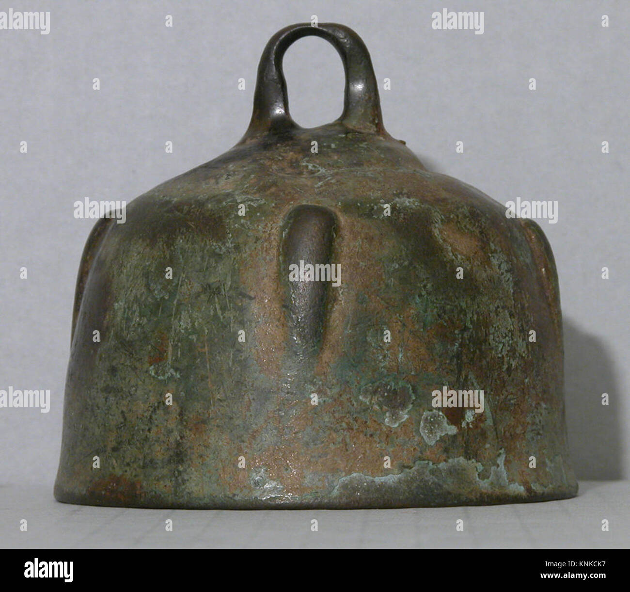 Cloche du XIe siècle attribuée à l'Iran, en laiton coulé, illustrant les techniques historiques de métallurgie. Banque D'Images