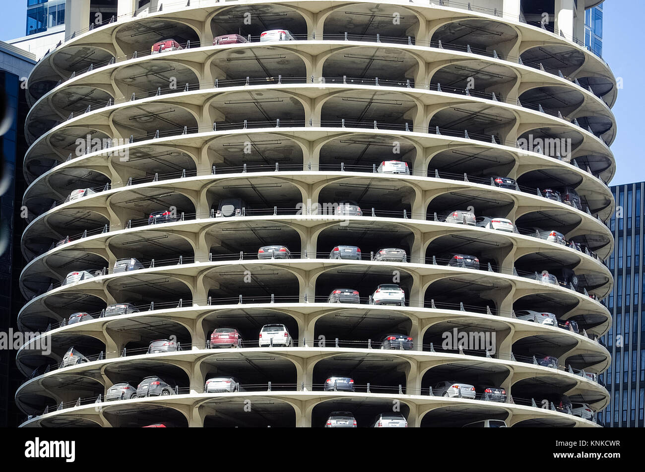 La tour circulaire tiered parking garage pour les véhicules à Chicago Banque D'Images
