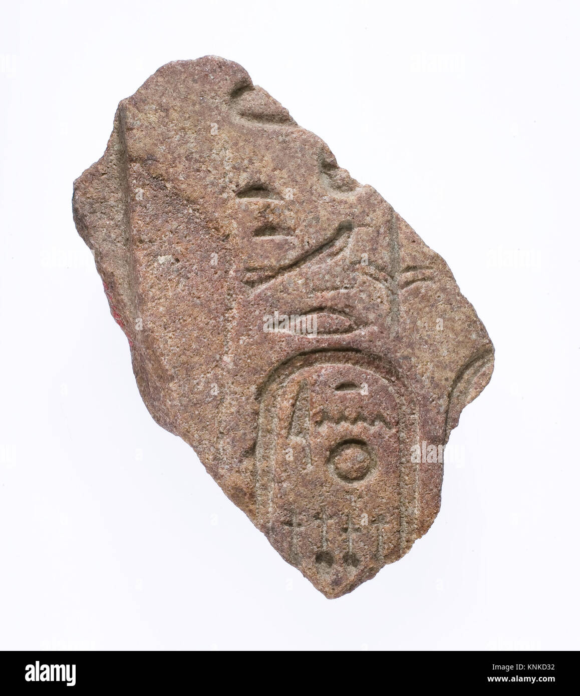 Fragment avec le cartouche de Néfertiti, nouvel Empire, période Amarna, dynastie 18, règne d'Akhenaton, env. 1353–1336 av. J.-C., Géographie : de l'Égypte, Moyen Égypte, Amarna (Akhetaton), Grand Temple de l'Aton, fosse à l'extérieur du mur sud, fouilles de Petrie/carter, 1891–92, Moyen : quartzite rouge Banque D'Images