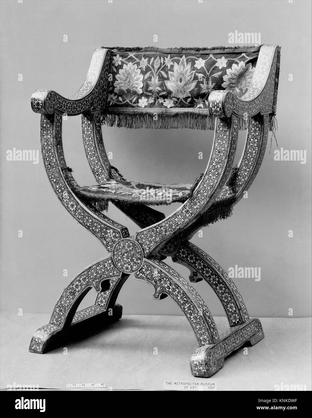 Chaise Pliante Date Fin Du Xve Siecle Culture Espagnol Grenade Moyen Noyer Incruste D Ivoire L Acier L Os Et Divers Bois Cuir Moderne Photo Stock Alamy