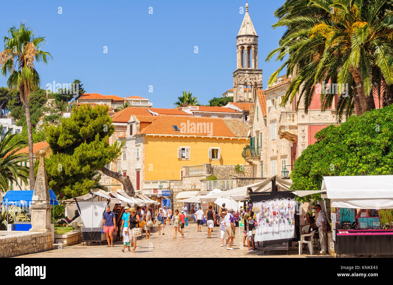 Les touristes et les vendeurs à Sv. , Square et le clocher de l'église St Marc - Hvar, Croatie Banque D'Images