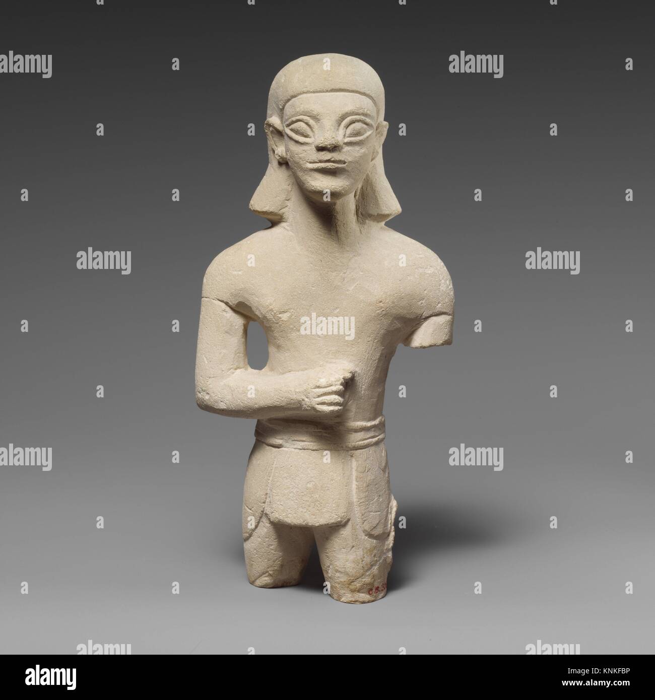 Statuette en pierre calcaire d'un homme imberbe votary dans Egyptianizing robe. Période : archaïque ; Date : première moitié ou au milieu du 6ème siècle avant J.C, Culture : Banque D'Images