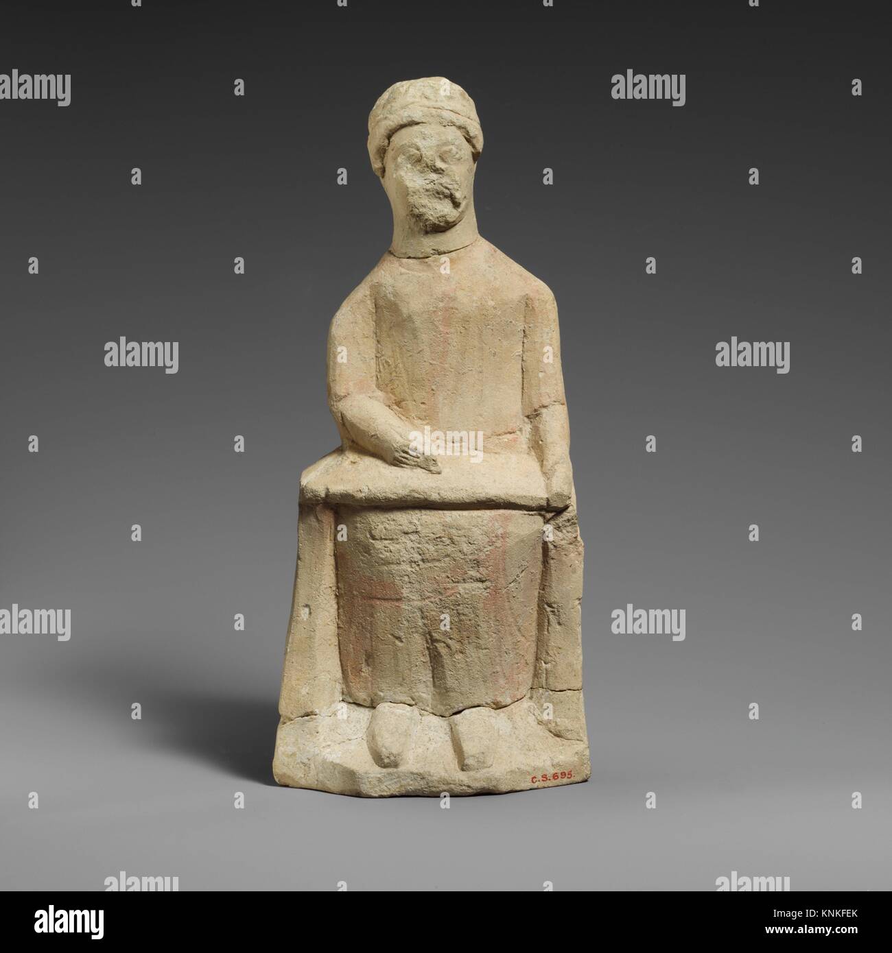 Statuette en pierre calcaire d'un homme imberbe assis votary écrit sur un parchemin. Période : Classical ; Date : fin 5ème ou au début du ive siècle avant J.C, Culture : Banque D'Images
