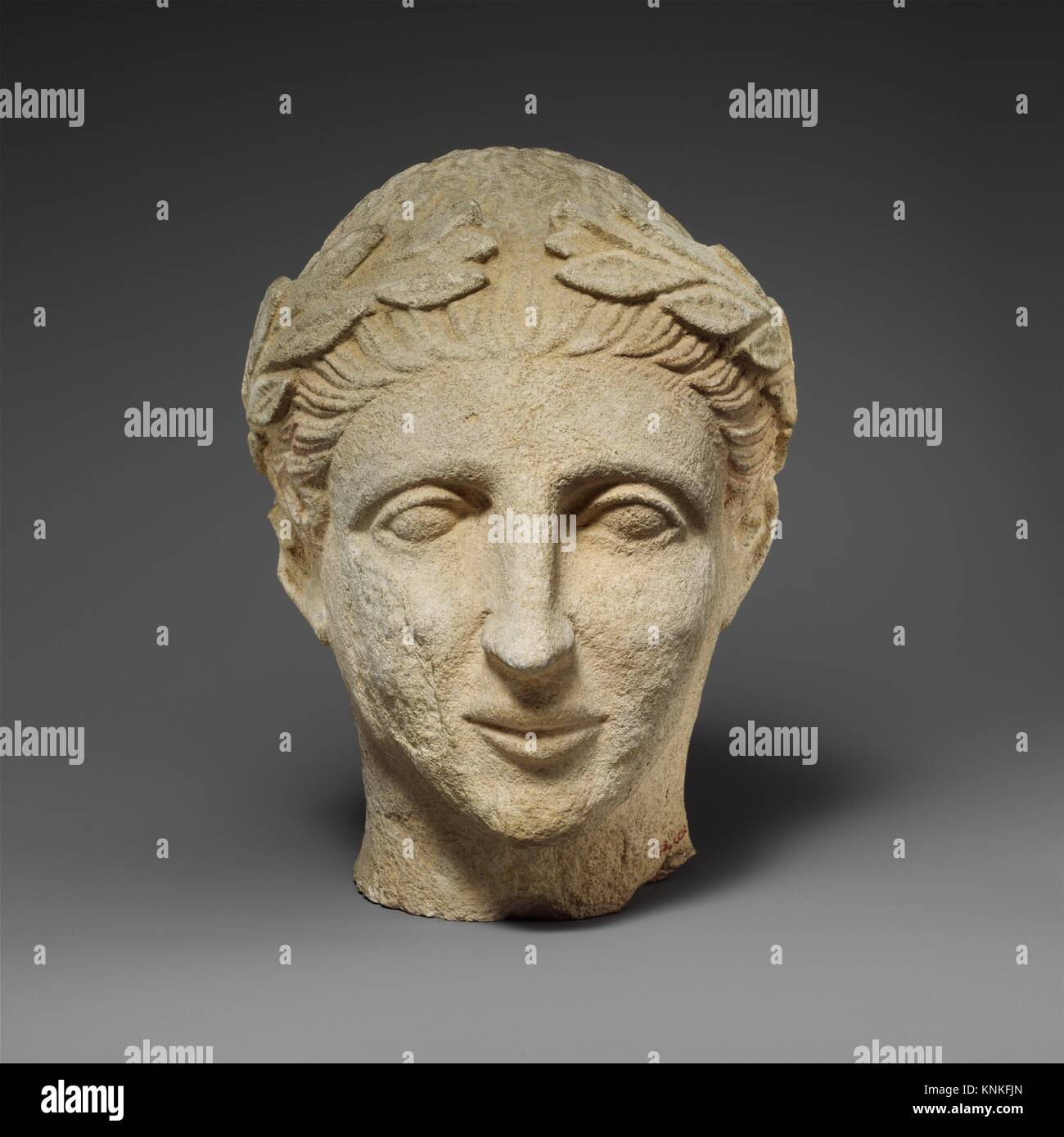 Tête en pierre calcaire d'un homme imberbe votary avec une couronne de feuilles. Période hellénistique : ; Date : 2ème moitié du 4ème siècle avant J.C ; culture ; chypriote : Banque D'Images