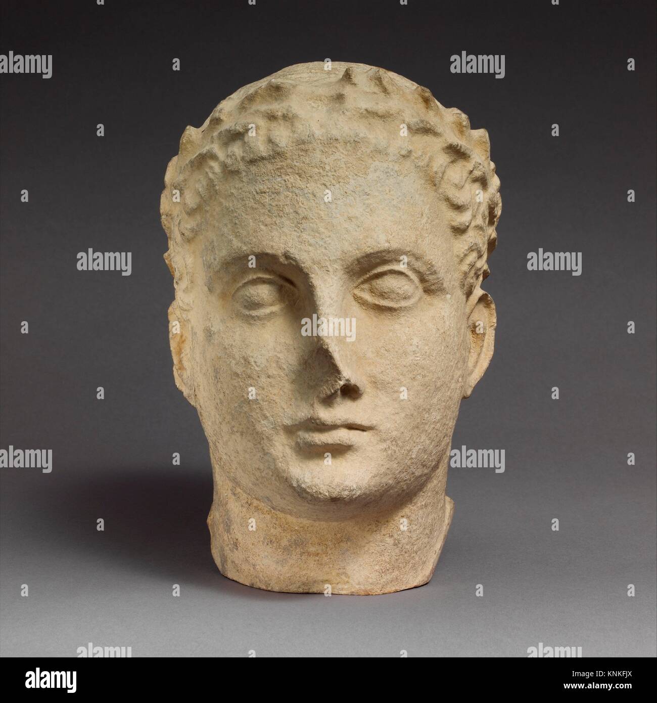 Tête en pierre calcaire d'hommes imberbes votary. Période hellénistique : ; Date : 2ème siècle avant J.C, Culture : moyen ; chypriote : pierre calcaire ; Dimensions : hors tout : 10 1/4 Banque D'Images