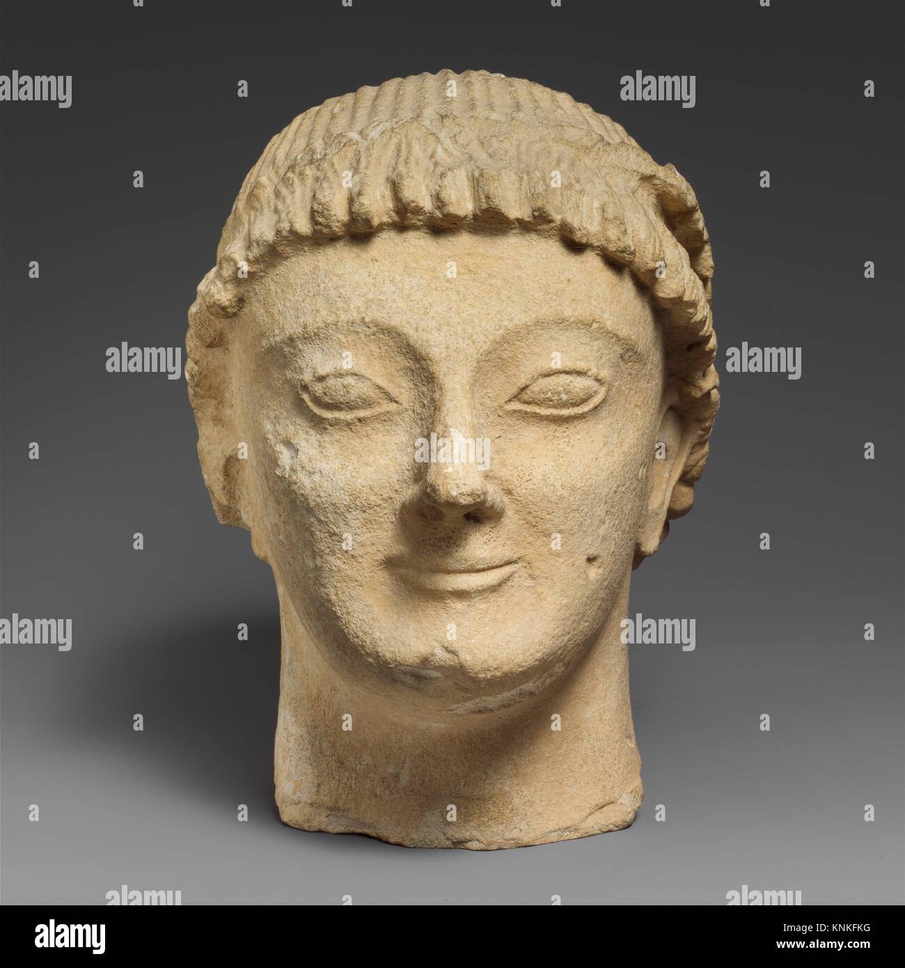 Tête en pierre calcaire d'un homme imberbe votary avec une couronne de rosettes. Période : archaïque ; Date : dernier quart du 6e siècle avant J.C ; culture ; chypriote : Banque D'Images