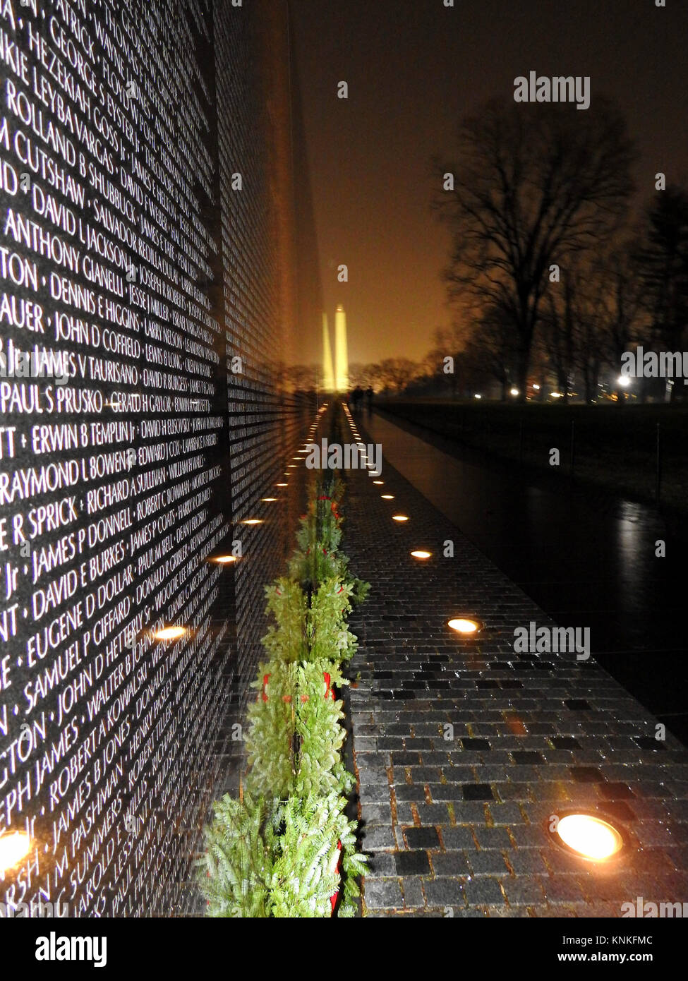 Vietnam Veterans Memorial et Washington Monument sur une nuit hiver Banque D'Images
