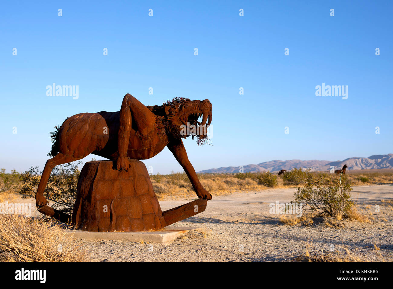 Sculpture de métal à grande échelle des dents de sabre par artiste Ricardo Breceda dans la