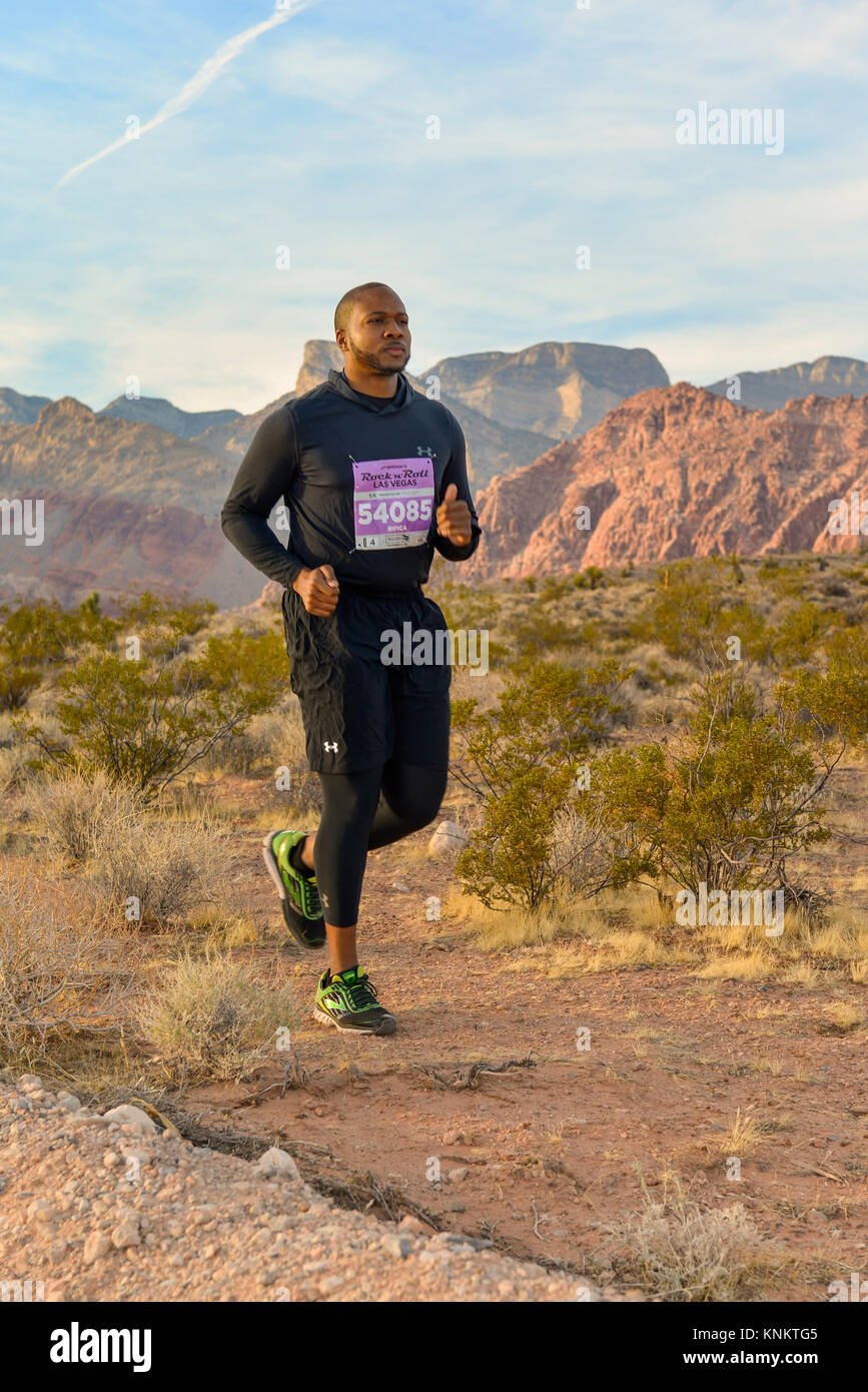 African American man formation pour 10k run dans le désert du Nevada. Banque D'Images
