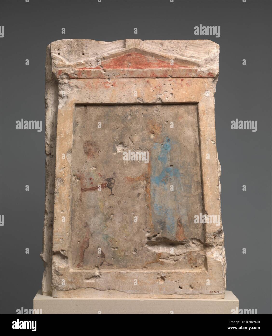 Dalle funéraire en calcaire peint avec un soldat en tenant un kantharos de son accompagnateur. Période : Hellenistic ; Date : 2ème moitié du 3ème siècle avant J.C ; Banque D'Images