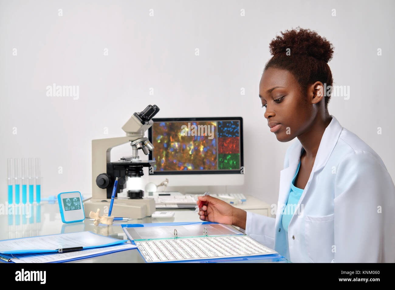 African-biologiste américain vérifie les résultats de séquençage en laboratoire scientifique ou de recherche. Se concentrer sur le visage et les cils. Banque D'Images