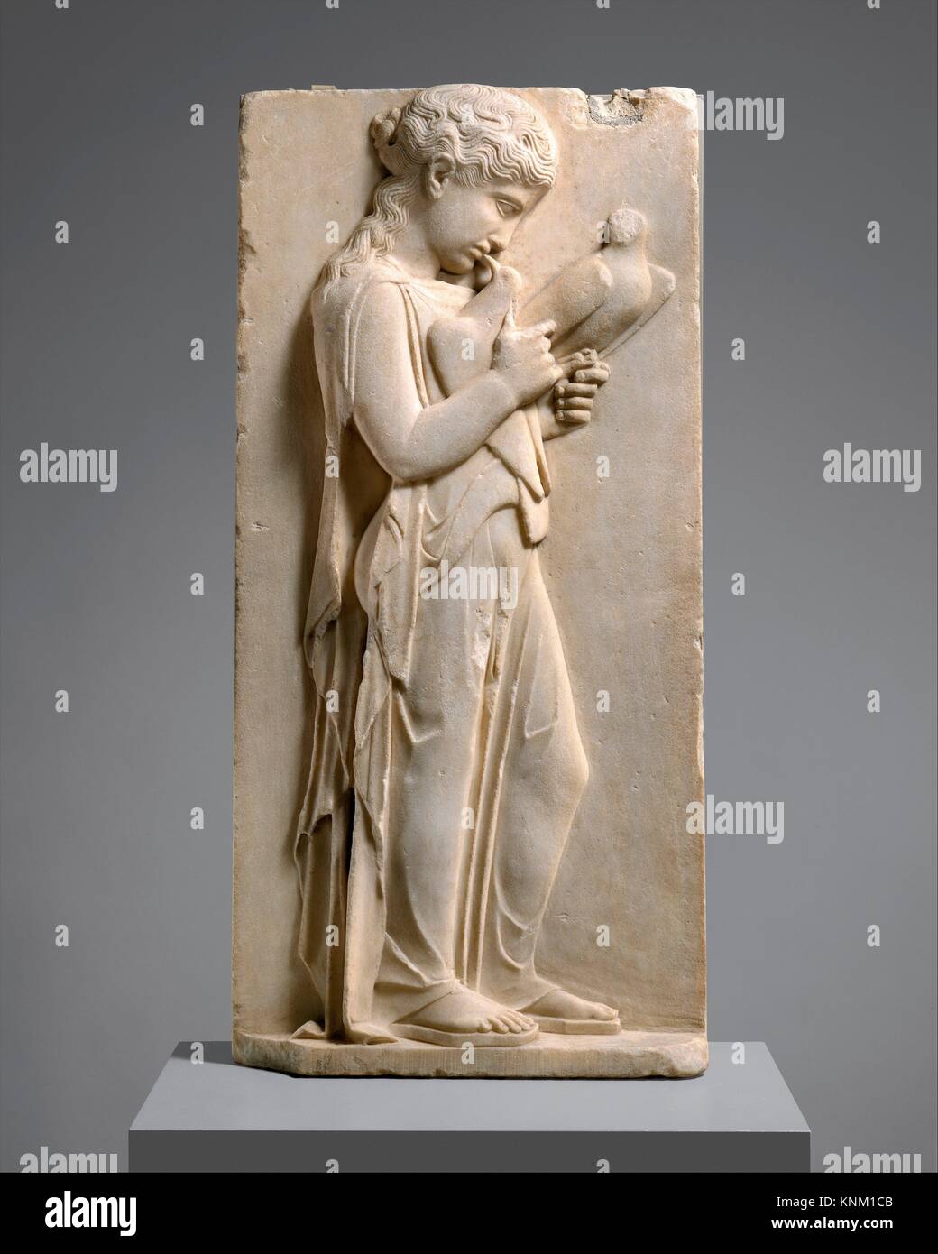 Stèle de marbre tombe d'une petite fille. Période : Classical ; Date : ca. 450-440 B.C, Culture : grec ; moyenne : En, Parian ; Dimensions : Hauteur : 31 3/4 in. Banque D'Images