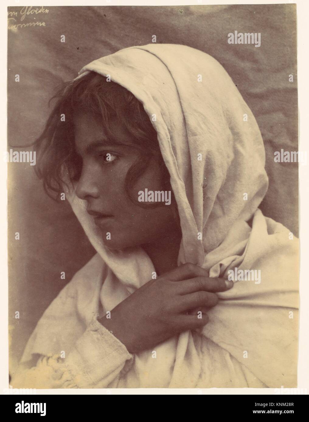 Jeune fille [ ?] avec voile de tissu sur la tête, Sicile, Italie]. Artiste  : Wilhelm Von Gloeden (Italien, né en Allemagne, 1886-1931) ; Date : 1906 ;  moyen Photo Stock - Alamy