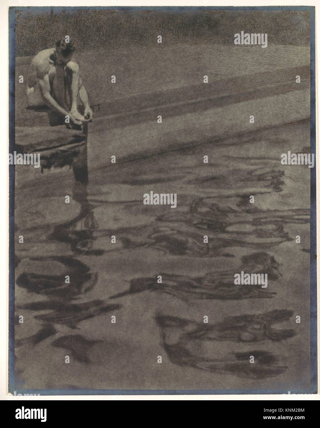 [L'homme assis à bord de piscine avec l'eau de surface Réflexions]. Artiste : Louis Fleckenstein (Américain, 1866-1943) ; Date : 1931 ; moyen : Gélatine Banque D'Images