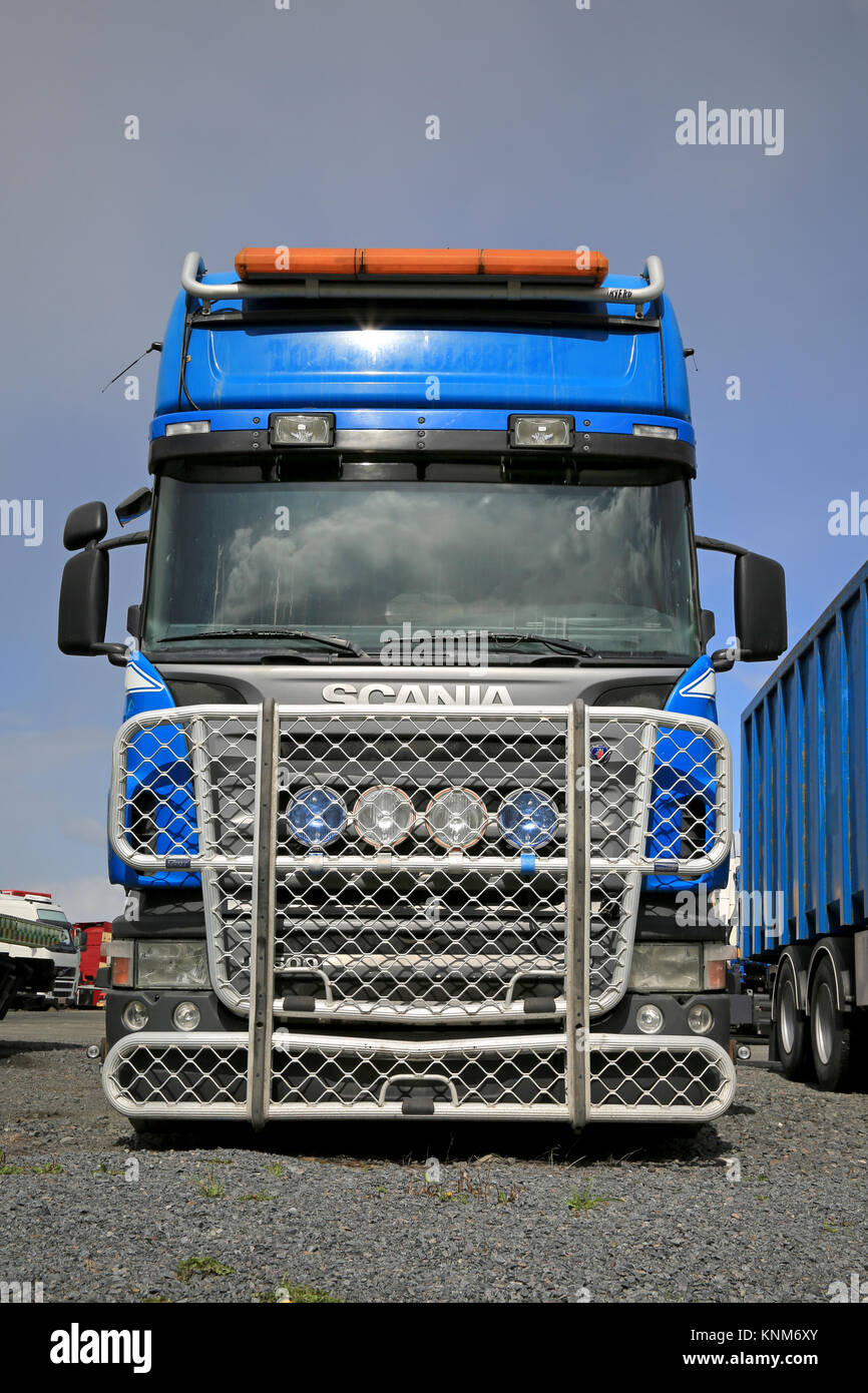 FORSSA, FINLANDE - 2 mai 2014 : Scania R500 camion avec un grand bullbar.  Pare-buffles sont un accessoire populaire sur des camions lourds et des  unités parfois utilisé comme un Photo Stock - Alamy