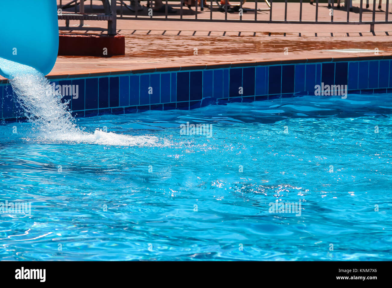 Dans l'eau bleu piscine sweeming moderne Banque D'Images