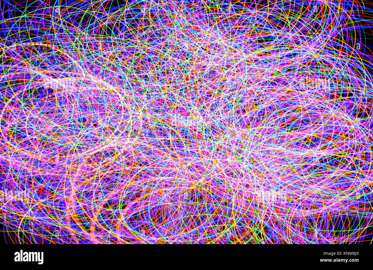 Abstract light trails couleur multi-shot avec une longue exposition à la nuit. Light painting avec effet de cercle. Banque D'Images