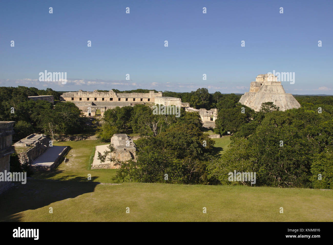 Uxmal, Quadrangle Nunnery et pyramide du magicien, vue du Palais du Gouverneur, le Mexique Banque D'Images