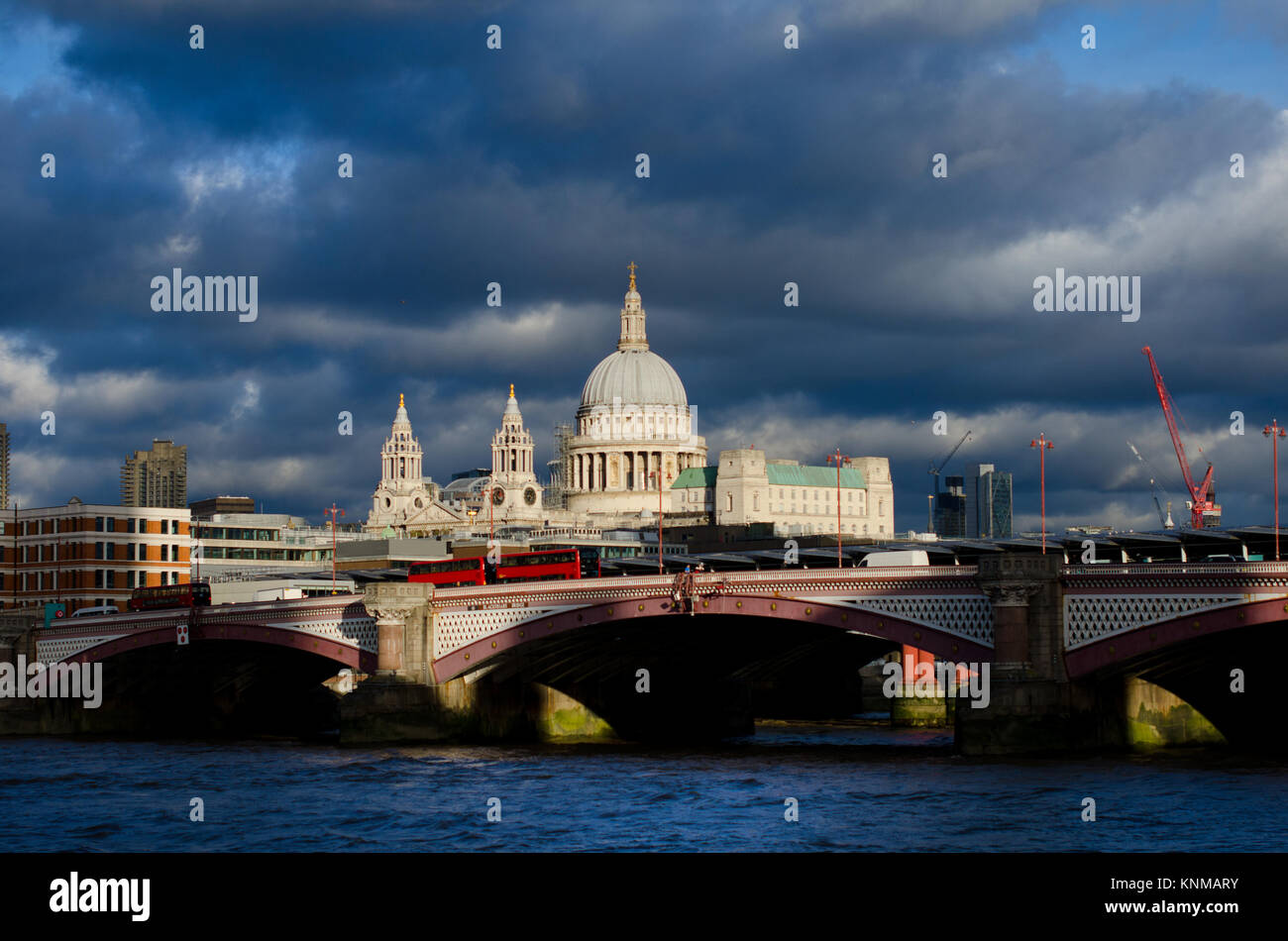 Londres, Angleterre, Royaume-Uni. La Cathédrale St Paul, la Tamise et Blackfriars Bridge sur un jour nuageux en Décembre Banque D'Images