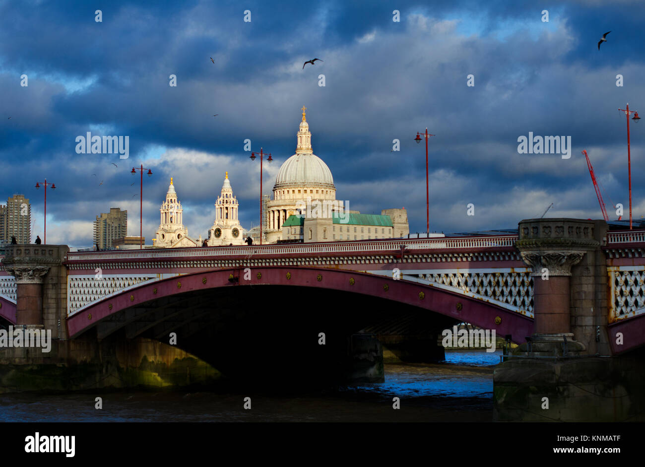 Londres, Angleterre, Royaume-Uni. La Cathédrale St Paul, la Tamise et Blackfriars Bridge sur un jour nuageux en Décembre Banque D'Images