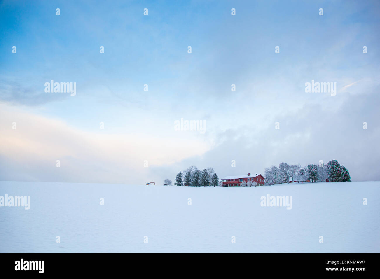 Beau paysage d'hiver snow farm house Banque D'Images