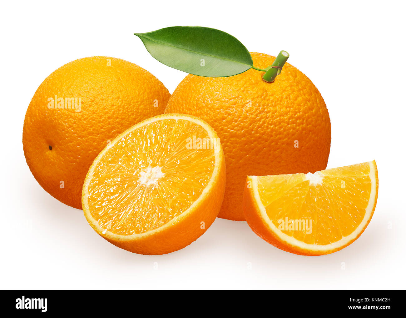 Fruits orange frais entier avec feuille verte à côté de l'orange couché sur le côté, la moitié et la tranche isolé sur fond blanc Banque D'Images