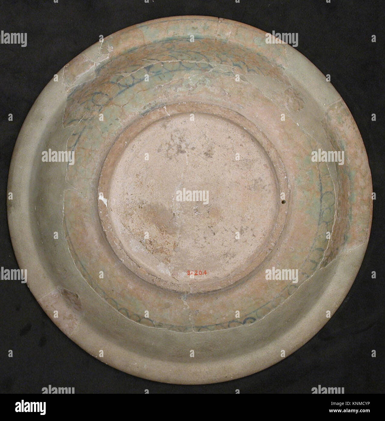 Plat, probablement du 14e siècle, probablement d'Iran, Nishapur, Moyen : faïence; slip blanc avec décoration de slip monochrome sous glaçage transparent Banque D'Images