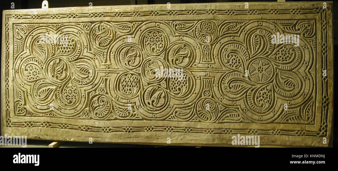 Un panneau de dado du Xe siècle excavé à Nishapur, en Iran, fait de stuc sculpté, avec des éléments décoratifs typiques de l'ornementation architecturale islamique. Banque D'Images
