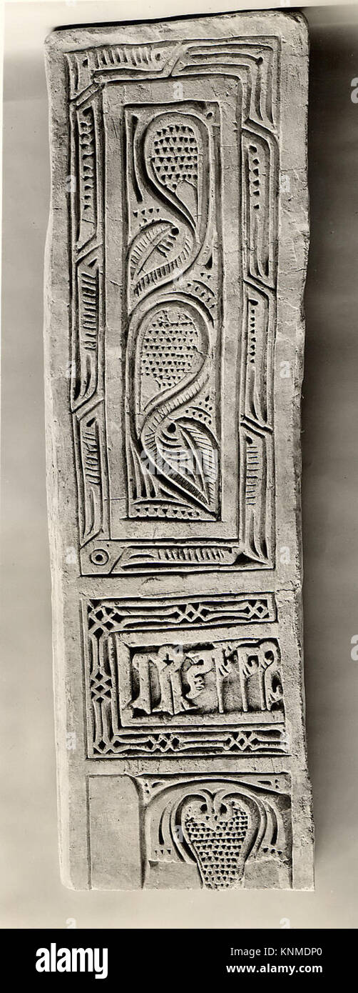 Un panneau de dado en stuc du Xe siècle excavé à Nishapur, en Iran, avec des détails sculptés et quelques éléments en plâtre, reflétant les décorations islamiques Banque D'Images