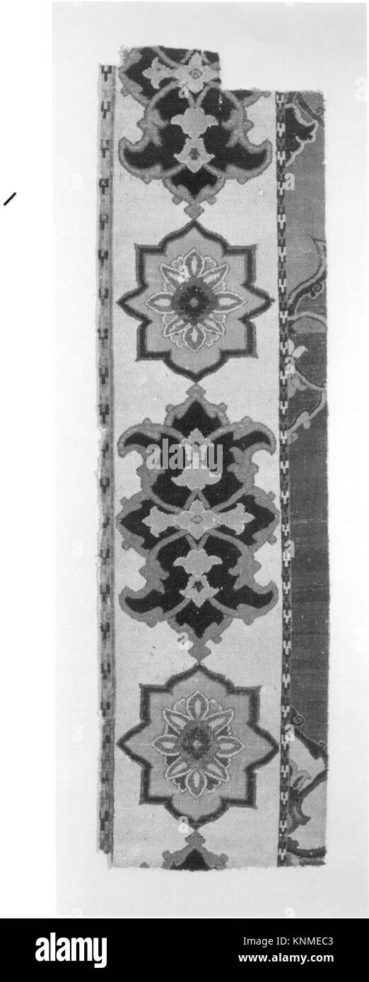 Fragment de tapis, fin 16e-début 17e siècle, fabriqué en Iran, Moyen : coton et soie (fond de teint), laine (poil) ; poil noué asymétriquement Banque D'Images