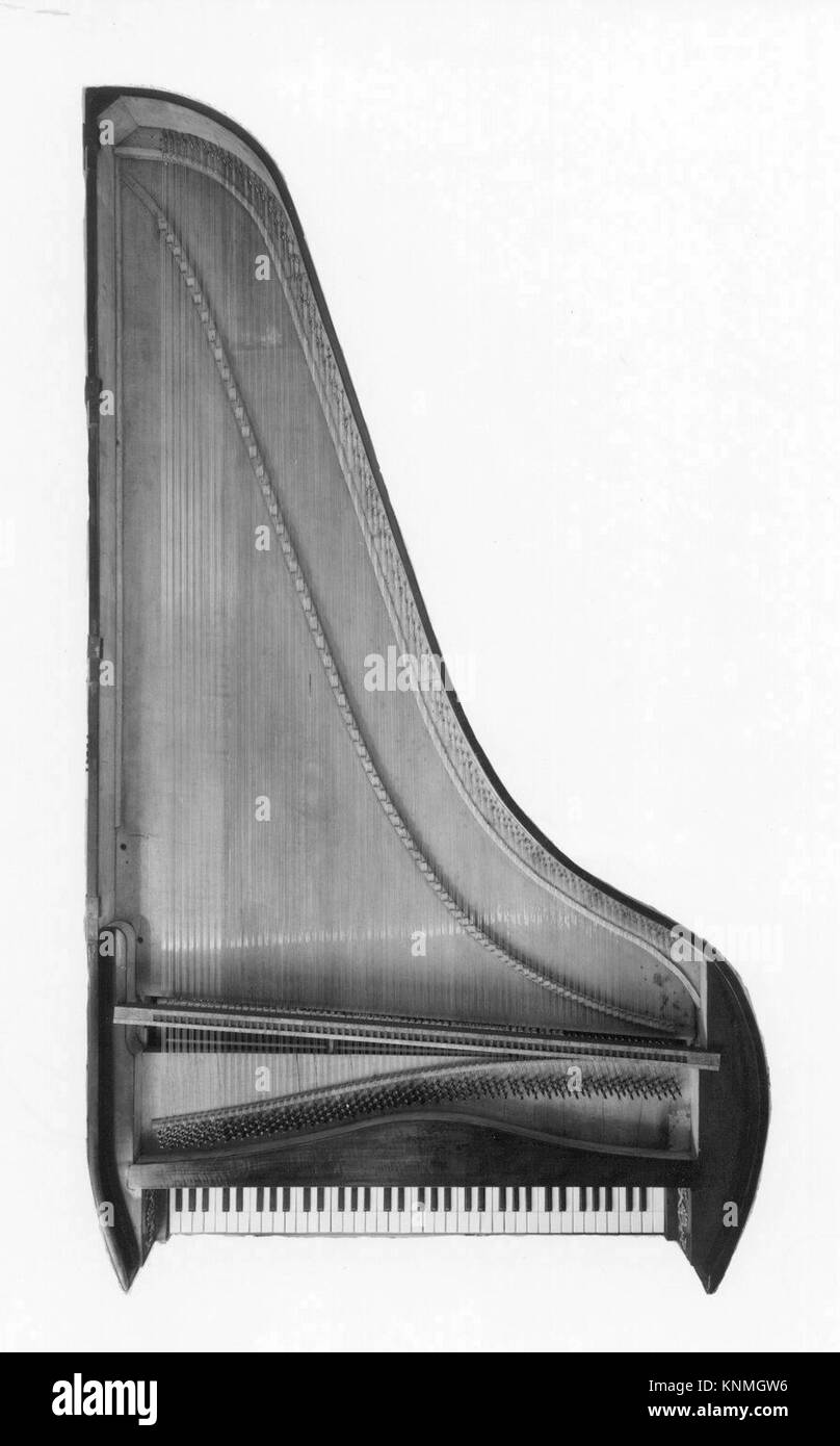 Ce piano à queue, dans la collection du Metropolitan Museum of Art, est un grand instrument à clavier à cordes avec cadre horizontal, conçu pour les concerts et illustrant l'artisanat musical. Banque D'Images